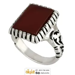 انگشتر عقیق سرخ تیره خوشرنگ معدنی تخت مستطیلی رکاب دور چنگ اره کاری اسلیمی نقره ۹۲۵ عیار