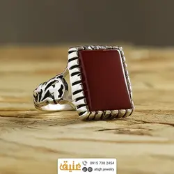 انگشتر عقیق سرخ تیره خوشرنگ معدنی تخت مستطیلی رکاب دور چنگ اره کاری اسلیمی نقره ۹۲۵ عیار