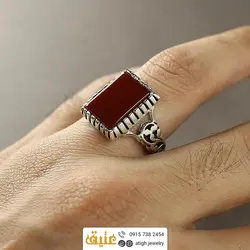 انگشتر عقیق سرخ تیره خوشرنگ معدنی تخت مستطیلی رکاب دور چنگ اره کاری اسلیمی نقره ۹۲۵ عیار