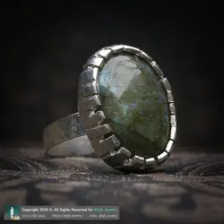 انگشتر لابرادوریت ماداگاسکار معدنی با بازی نور رکاب نقره دستساز 950 عیار دور چنگ