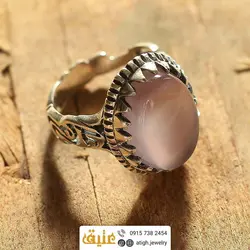 انگشتر عقیق کبود معدنی دامله خوشرنگ رکاب نقره ۹۲۵ عیار دور چنگ مزین به نام 