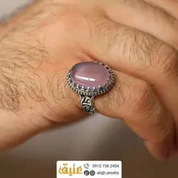 انگشتر عقیق کبود معدنی دامله خوشرنگ رکاب نقره ۹۲۵ عیار دور چنگ مزین به نام 