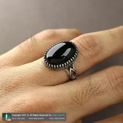 انگشتر عقیق سیاه معدنی خوشرنگ تراش دامله بیضی رکاب دور چنگ اشکی سیاه قلم نقره ۹۲۵ عیار