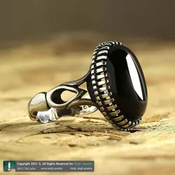 انگشتر عقیق سیاه معدنی خوشرنگ تراش دامله بیضی رکاب دور چنگ اشکی سیاه قلم نقره ۹۲۵ عیار