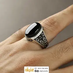 انگشتر عقیق سیاه معدنی تراش دامله رکاب دور چنگ سبک قلم زنی و سیاه قلم اسلیمی نقره ۹۲۵ عیار