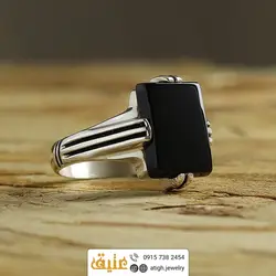انگشتر عقیق سیاه خوشرنگ معدنی تراش مربعی تخت رکاب چهار چنگ شیاردار سیاه قلم نقره ۹۲۵ عیار