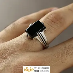 انگشتر عقیق سیاه خوشرنگ معدنی تراش مربعی تخت رکاب چهار چنگ شیاردار سیاه قلم نقره ۹۲۵ عیار