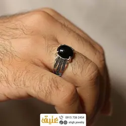 انگشتر نقره عقیق سیاه معدنی تراش دامله رکاب نقره سیاه قلم چهار چنگ