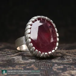 انگشتر فاخر یاقوت سرخ معدنی مرغوب تراش برلیانی آفریقایی رکاب نقره دستساز 950 عیار دور چنگ تخصصی چاکرا ریشه و خاجی