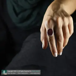 انگشتر فاخر یاقوت سرخ معدنی مرغوب تراش برلیانی آفریقایی رکاب نقره دستساز 950 عیار دور چنگ تخصصی چاکرا ریشه و خاجی