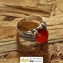 انگشتر نقره عقیق سرخ معدنی خوشرنگ تراش دامله رکاب نقره سیاه قلم چهار چنگ
