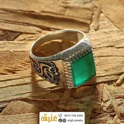 انگشتر نقره عقیق سبز معدنی تراش چهارگوش رکاب نقره سیاه قلم طرح 