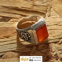 انگشتر نقره عقیق سرخ معدنی تراش چهارگوش رکاب نقره سیاه قلم طرح 