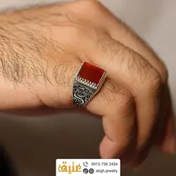 انگشتر نقره عقیق سرخ معدنی تراش چهارگوش رکاب نقره سیاه قلم طرح 