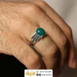 انگشتر نقره عقیق سبز معدنی خوشرنگ تراش دامله رکاب نقره سیاه قلم چهار چنگ