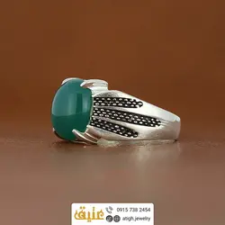 انگشتر نقره عقیق سبز معدنی خوشرنگ تراش دامله رکاب نقره سیاه قلم چهار چنگ