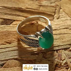 انگشتر نقره عقیق سبز معدنی خوشرنگ تراش دامله رکاب نقره سیاه قلم چهار چنگ