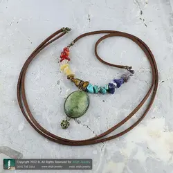 گردنبند هفت سنگ چاکرا معدنی تراش نامنظم سری ۴ سنگ های قیمتی همراه آویز جاسپر سبز معدنی فریم برنزی طرح گل بند چرم