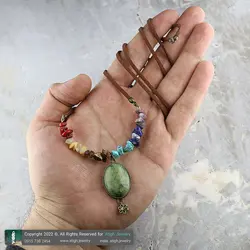 گردنبند هفت سنگ چاکرا معدنی تراش نامنظم سری ۴ سنگ های قیمتی همراه آویز جاسپر سبز معدنی فریم برنزی طرح گل بند چرم