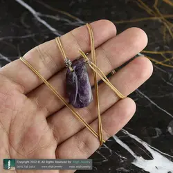 گردنبند آمتیست معدنی بسیار خوشرنگ تراش نامنظم سنگ درمانی تخصصی چاکرای هفتم با بند چرم