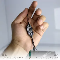 گردنبند ژئود عقیق سلیمانی معدنی دور بافت مکرومه مشکی سفید با نقوش بسیار زیبا همراه بند چرم