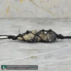 گردنبند ژئود عقیق سلیمانی معدنی دور بافت مکرومه مشکی سفید با نقوش بسیار زیبا همراه بند چرم