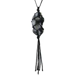 گردنبند ژئود عقیق سلیمانی معدنی دور بافت مکرومه مشکی سفید با نقوش بسیار زیبا همراه بند چرم