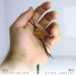 گردنبند سیترین تراش نخورده (راف) شفاف معدنی دور بافت مکرومه مشکی همراه بند چرم تخصصی چاکرای خورشیدی وزن 30 قیراط