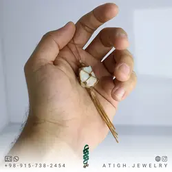 گردنبند آمازونیت معدنی تراش نخورده (راف) خوشرنگ بافت مکرومه رنگ نخ عسلی تخصصی چاکرای 5 و 6