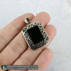 گردنبند عقیق سیاه معدنی تراش مستطیل فریم طلا روسی دور چنگ همراه زنجیر استیل یا بند چرم طراحی اسلیمی