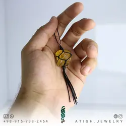 گردنبند سیترین تراش نخورده (راف) شفاف معدنی خوشرنگ دور بافت مکرومه مشکی همراه بند چرم تخصصی چاکرای خورشیدی