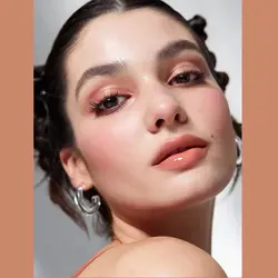 رژ لب استیکی حجم دهنده براق شیگلم رنگ In Bloom - عطریات علیرضا