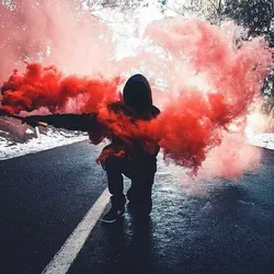 دود رنگی دستی قرمز