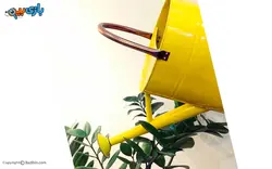 آبپاش فلزی بزرگ گیاه جوان