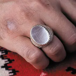 انگشتر در آقا بزرگ