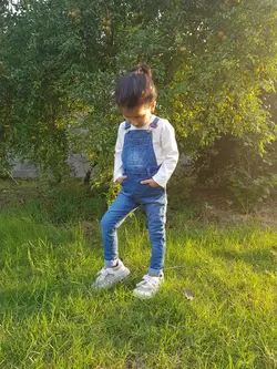 شلوار دخترانه جین پیش‌بندی