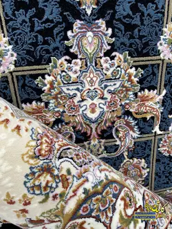 فرش کاشان نقشه پیچک سرمه ای برجسته 700 شانه