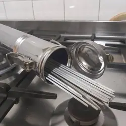 جای فلزی سیخ کباب به همراه 12 عدد سیخ