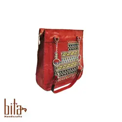 کیف چرم دوشی قرمز با گلیم سوزنی خطی