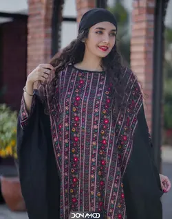 مانتو ساحلی بلند جلو کتیبه دوزی مشکی