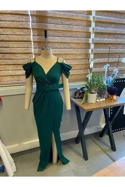 لباس مجلسی پارچه کرپ طرح چاکدار از جلو کمربند‎دار دوشی سبز وارداتی , زنانه برند merlavin کد 1668616370