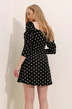 پیراهن بافتنی کوچک یقه طرح‎دار خال خالی چیندار جلو پنج ضلعی زنانه مشکی برند Trend Alaçatı Stili کد 1646727053