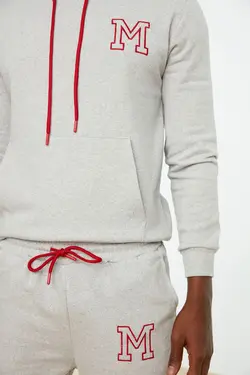 ست لباس راحتی متناسب کلاهدار مردانه قلاب دوزی شده طوسی برند TRENDYOL MAN کد 1644853792