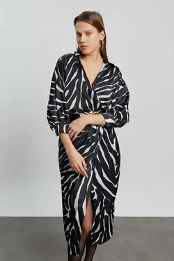 پیراهن ساتن طرح گورخری کمربند‎دار درب‎دار آستین خفاشی یقه هفت مشکی زنانه برند Kdm Kadın Modası کد 1673777958