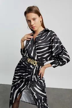 پیراهن ساتن طرح گورخری کمربند‎دار درب‎دار آستین خفاشی یقه هفت مشکی زنانه برند Kdm Kadın Modası کد 1673777786