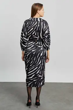 پیراهن ساتن طرح گورخری کمربند‎دار درب‎دار آستین خفاشی یقه هفت مشکی زنانه برند Kdm Kadın Modası کد 1673777786