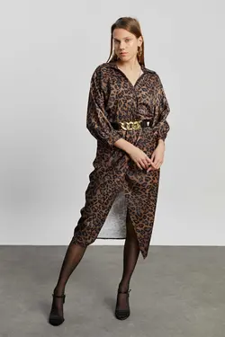 پیراهن ساتن طرح پلنگی کمربند‎دار درب‎دار آستین خفاشی یقه هفت زنانه برند Kdm Kadın Modası کد 1673777542