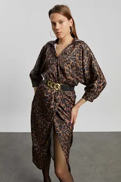 پیراهن ساتن طرح پلنگی کمربند‎دار درب‎دار آستین خفاشی یقه هفت زنانه برند Kdm Kadın Modası کد 1673777542