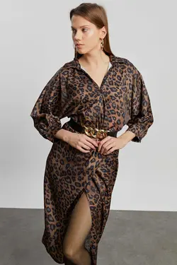 پیراهن ساتن طرح پلنگی کمربند‎دار درب‎دار آستین خفاشی یقه هفت زنانه برند Kdm Kadın Modası کد 1673777542