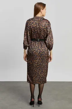 پیراهن ساتن طرح پلنگی کمربند‎دار درب‎دار آستین خفاشی یقه هفت زنانه برند Kdm Kadın Modası کد 1673777542